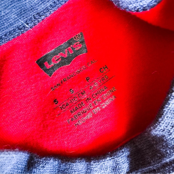 Levi’s • T-Shirt - Picture 5 of 5